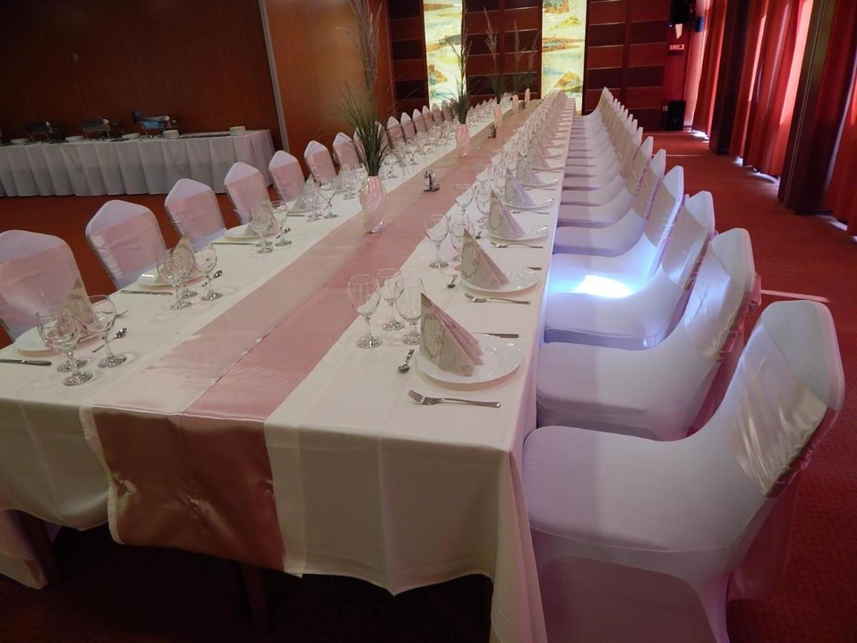 קישקונהלש Csipke Hotel מראה חיצוני תמונה